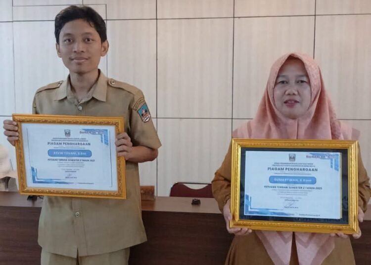 Kevin Tovani dan Sumartinah menerima penghargaan sebagai Petugas Terbaik Semester II Tahun 2025 dari Mal Pelayanan Publik (MPP) Dharmasraya.