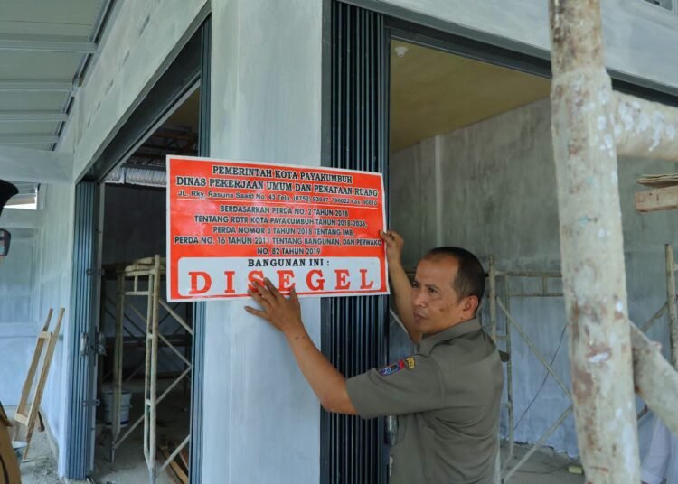 Dinas Pekerjaan Umum dan Penataan Ruang (PUPR) Kota Payakumbuh menyegel tiga bangunan tidak berizin dalam eksekusi Tahap II Tahun 2026, Senin (21/9/2026).