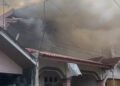 Rumah Terbakar di Padang, Asap Tebal dan Api Muncul dari Lantai Dua