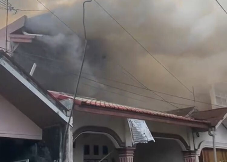 Petugas Damkar Kota Padang memadamkan kebakaran yang menghanguskan satu unit rumah di Kompleks Filano Parak Karakah, Kecamatan Padang Timur, Senin (21/9/2026) sore.