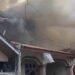 Rumah Terbakar di Padang, Asap Tebal dan Api Muncul dari Lantai Dua