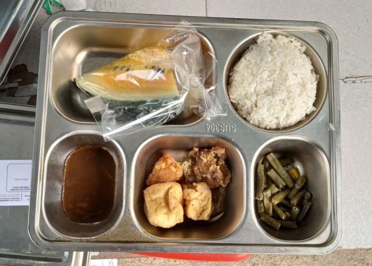 Penampakan menu Makan Bergizi Gratis (MBG) yang dikonsumsi siswa MTsN 1 Pauh, Kota Pariaman pada Senin (14/9/2026). (Foto: Kompas.com)