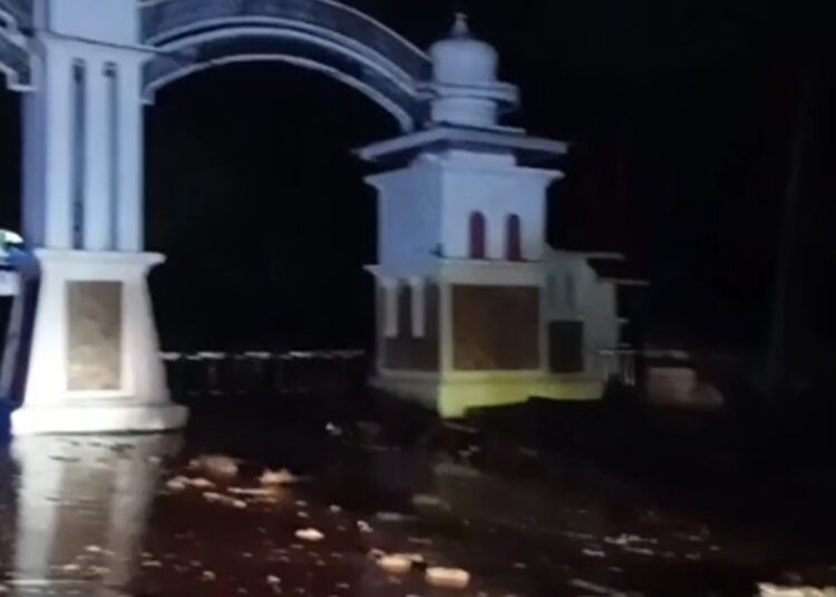 Galodo dilaporkan menerjang kawasan Kantor Bupati Solok di Arosuka, Kabupaten Solok, Sumatera Barat, Senin (21/9/2026) sekitar pukul 20.00 WIB.