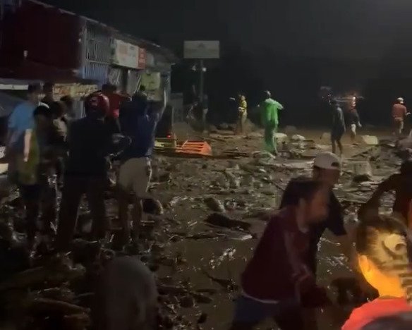 Galodo dilaporkan menerjang kawasan Kantor Bupati Solok di Arosuka, Kabupaten Solok, Sumatera Barat, Senin (21/9/2026) sekitar pukul 20.00 WIB.