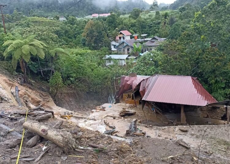 Banjir bandang atau galodo menerjang Kecamatan Gunung Talang, Kabupaten Solok, Sumatera Barat, pada Senin (21/9/2026) malam. Foto: Media sosial