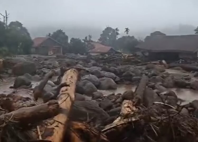 Banjir bandang atau galodo menerjang kawasan Arosuka, Kecamatan Gunung Talang, Kabupaten Solok, Sumatera Barat, pada Senin (21/9/2026) sekitar pukul 19.45 WIB. Data sementara, sebanyak 100 rumah warga dan 10 gedung perkantoran terdampak. Foto: Tangkapan layar media sosial