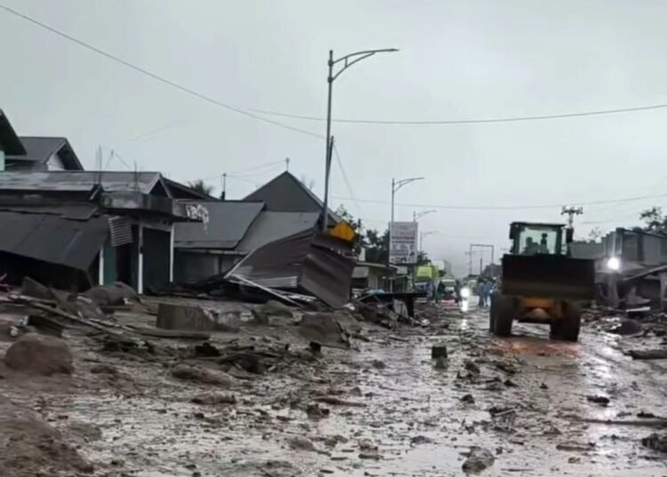 Banjir bandang atau galodo menerjang kawasan Arosuka, Kabupaten Solok, Sumatera Barat, pada Senin (21/9/2026) malam. Foto: Tangkapan layar media sosial