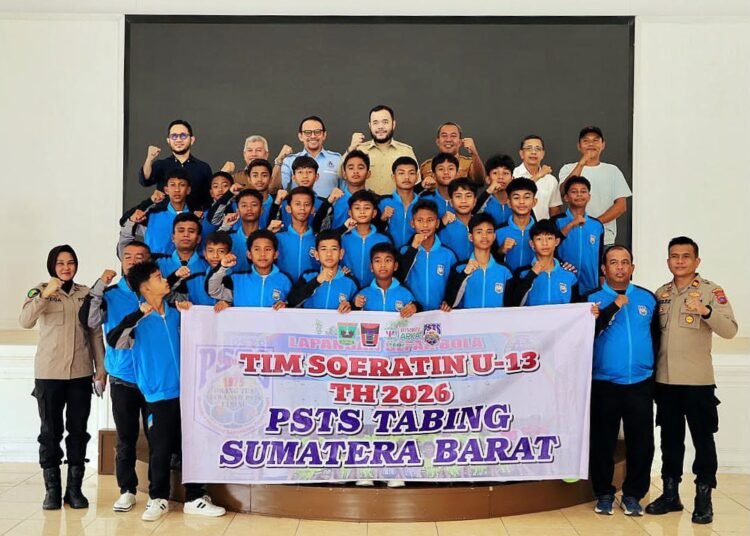 Wali Kota (Wako) Padang, Fadly Amran, melepas tim Persatuan Sepakbola Tabing Sekitarnya (PSTS) Tabing Kelompok Usia (KU)-13 yang akan berlaga pada putaran nasional Piala Soeratin U-13 Regional Sumatera 2026.