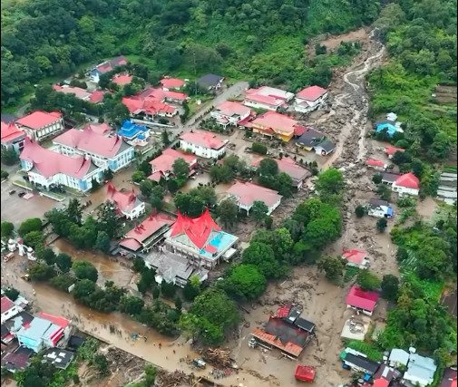 Material lumpur, batu, dan kayu akibat galodo menerjang kawasan Kompleks Perkantoran Pemerintah Kabupaten Solok di Arosuka, Kecamatan Gunung Talang, Senin (21/9/2026) malam.