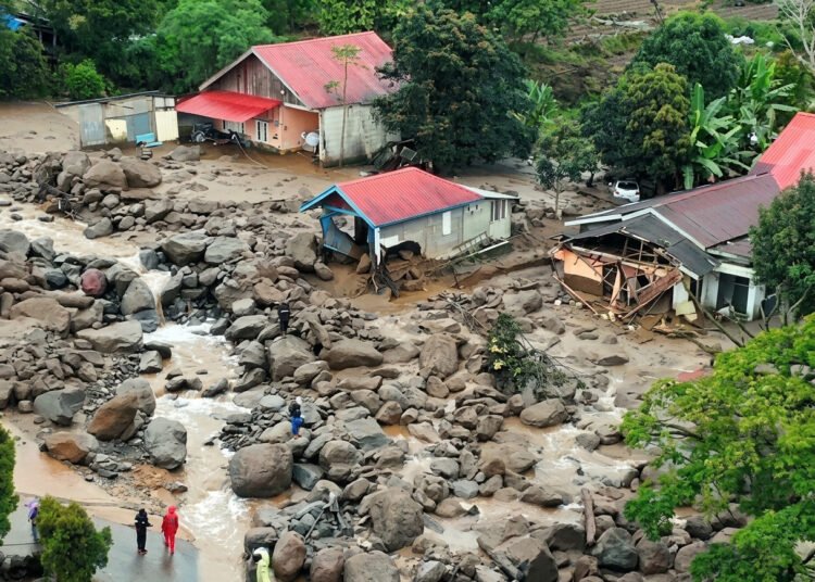 Material lumpur, batu, dan kayu akibat galodo menerjang kawasan Kompleks Perkantoran Pemerintah Kabupaten Solok di Arosuka, Kecamatan Gunung Talang, Senin (21/9/2026) malam.