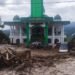 Lima Mobil Tertimbun Lumpur di Masjid Raya Ikhlas Arrahman Usai Banjir Bandang Solok