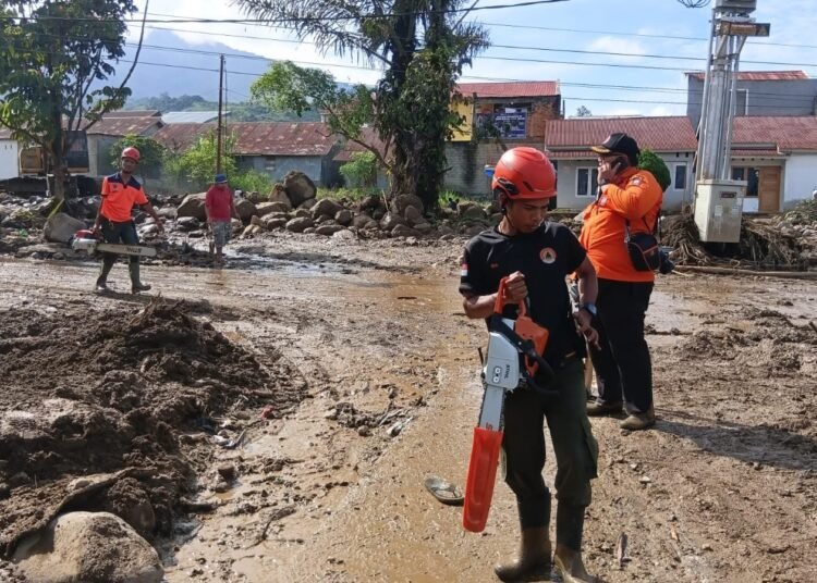 Personel BPBD Kota Padang bersama relawan kebencanaan dikerahkan ke Kabupaten Solok untuk membantu penanganan banjir bandang dan proses pemulihan di lokasi terdampak.