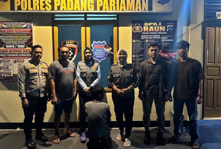 Polisi menangkap seorang pria di rumahnya di Nagari Parit Malintang, Kecamatan Enam Lingkung, Padang Pariaman, pada Selasa (22/9/2026) karena diduga mencabuli anak kandungnya berkali-kali dan diduga menyetubuhi korban dua kali. Foto: Polres Padang Pariaman