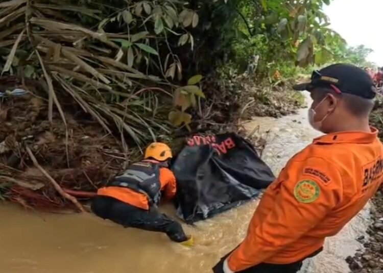 Tim SAR gabungan menemukan Amri Anto (51), warga yang sebelumnya dilaporkan terseret banjir bandang di Kampung Parit, Jorong Tonang Raya, Nagari Simpang Tonang, Kecamatan Duo Koto, Pasaman, Sumatera Barat, dalam kondisi meninggal dunia pada Rabu (23/9/2026) sekitar pukul 09.30 WIB.