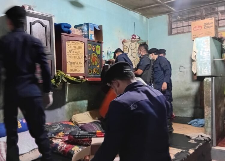 Petugas gabungan dari Lapas Kelas II B Pariaman, BNN, TNI, dan Polri melakukan razia di kamar hunian warga binaan, Selasa (22/9/2026) malam