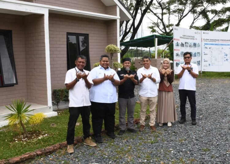 Kepala Departemen Teknik Sipil Fakultas Teknik Unand, Ir. Sabril Haris HG, Ph.D. saat meninjau langsung rumah contoh dan area mock-up konstruksi SEPABLOCK di Padang, Selasa (22/9/2026).