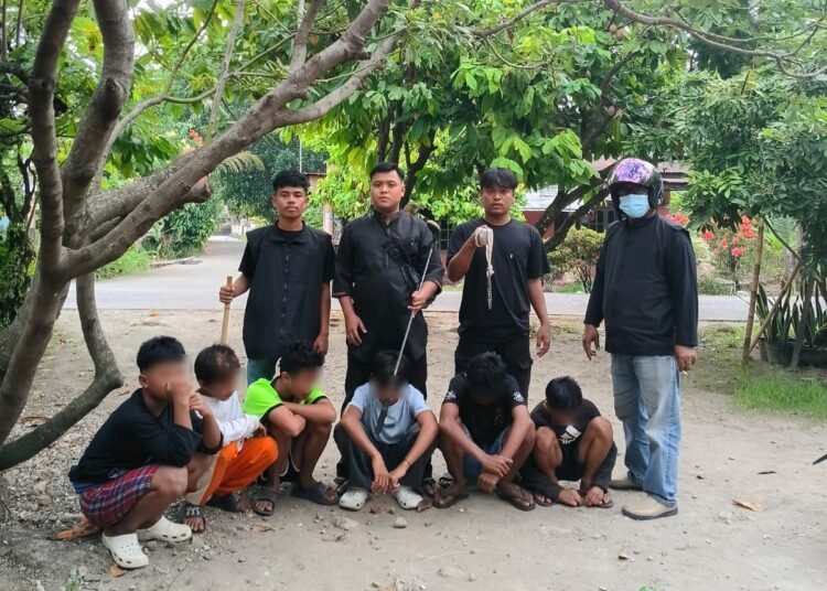 Enam anak di bawah umur yang diduga hendak tawuran ditangkap Tim Dubalang Koto Tangah di sebuah warung di Kelurahan Koto Panjang Ikur Koto (KPIK), Kecamatan Koto Tangah, Kota Padang, Sumatera Barat, pada Jumat (18/9/2026) sore. Foto: Dubalang Dubalang Koto Tangah