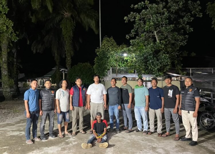 Polisi mengamankan pria berinisial AP yang diduga melakukan persetubuhan terhadap anak tirinya di Pasaman Barat. AP ditangkap di kawasan perkebunan kelapa sawit di Jorong Sikabau, Nagari Air Bangis, Senin (21/9/2026) malam.