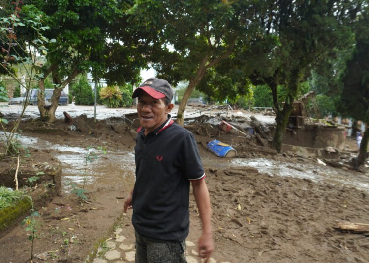 Penyintas banjir bandang Solok, Indra (54), saat ditemui di luar Gedung Badan Perencanaan, Penelitian dan Pengembangan (Bapelitbang) Pemerintah Kabupaten Solok, Selasa (22/9/2026). Foto: Rifi/Sumbarkita
