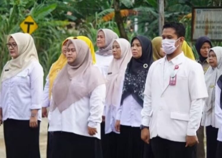 ASN mengikuti apel gabungan yang dipimpin Wakil Bupati Dharmasraya Leli Arni di Kecamatan Sungai Rumbai, Rabu (23/9/2026).