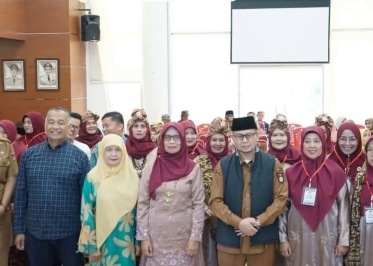 Wakil Wali Kota Bukittinggi Ibnu Asis bersama pengurus Perkumpulan Pondok Wisata Bukittinggi (PPWB) periode 2026-2031 usai pengukuhan di Aula Balai Kota Bukittinggi, Selasa (22/9/2026).