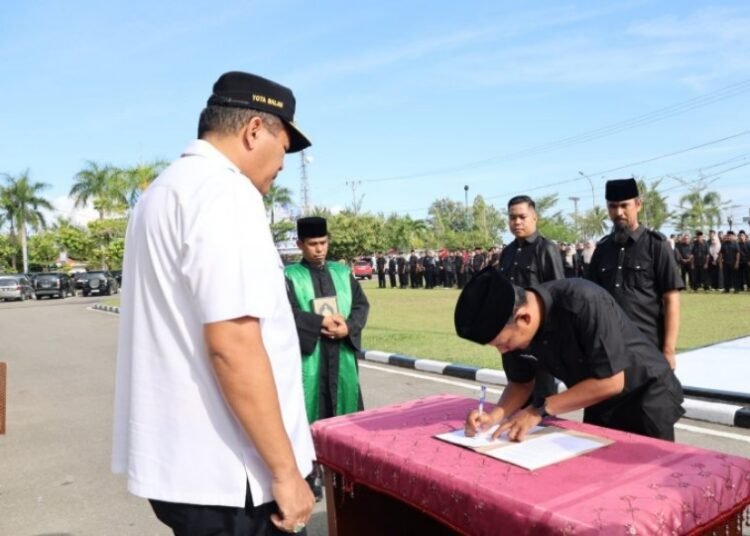 Wali Kota Pariaman, Yota Balad, melantik dan mengambil sumpah atau janji 315 anggota Badan Permusyawaratan Desa (BPD) se-Kota Pariaman periode 2026-2034 di Halaman Balai Kota Pariaman, Rabu (23/9/2026).