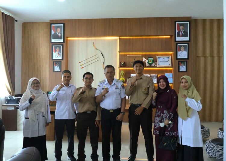 Wakil Wali Kota Payakumbuh Elzadaswarman berfoto bersama dua pelajar SMA Raudhatul Jannah, Fatir dan Abbasya, serta Kepala Sekolah Ronal Izamora dan guru pembimbing saat kunjungan silaturahmi di ruang kerja, Rabu (23/9/2026).