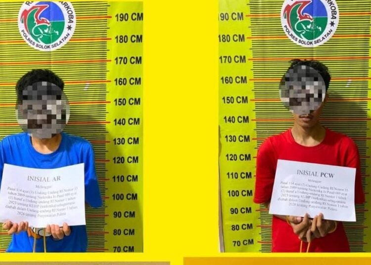 Polisi menangkap pengedar sabu-sabu berinisial PCW (28) dan AR (20) di dua lokasi di Kabupaten Solok Selatan, Sumatera Barat, pada Rabu (23/9/2026) siang. Foto: Polres Solok Selatan