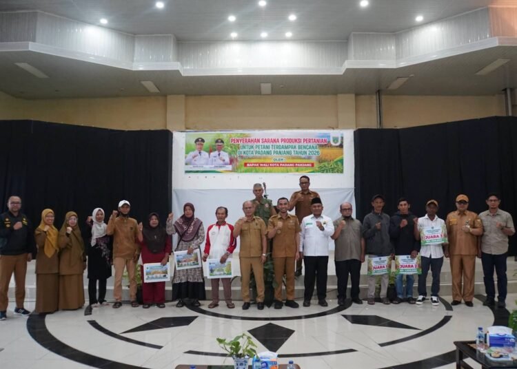 Wakil Wali Kota Padang Panjang Allex Saputra menyerahkan bantuan sarana produksi pertanian kepada 106 petani terdampak bencana di Aula Dinas Pendidikan dan Kebudayaan, Selasa (22/9/2026).