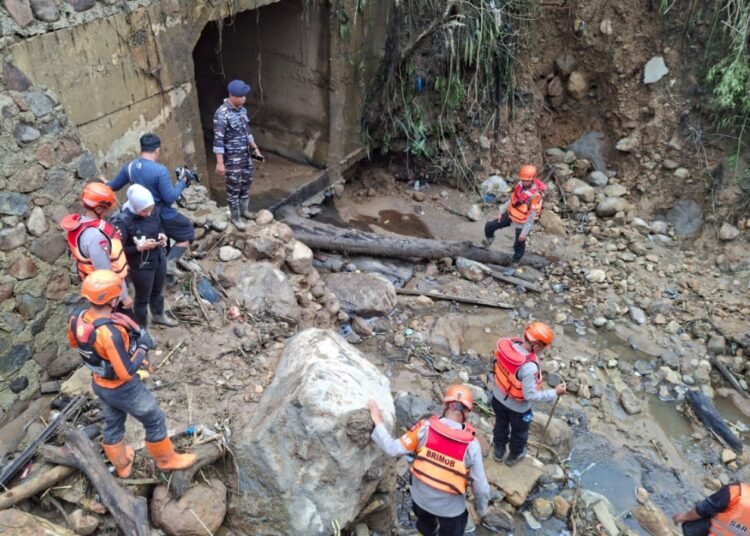Tim SAR gabungan melanjutkan pencarian Agusra (59), warga yang dilaporkan hilang pada Senin (21/9/2026) malam setelah terseret banjir bandang atau galodo di Arosuka, Jorong Kayu Aro, Nagari Batang Barus, Kecamatan Gunung Talang, Kabupaten Solok, Sumatera Barat. Foto: Basarnas Padang