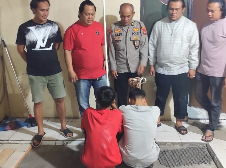 Dua pencuri kabel listrik ditangkap polisi saat beraksi di Koperasi Desa Merah Putih (KDMP), Jalan Banjir Kanal RT 004, RW 014, Alai Parak Kopi, Kecamatan Padang Utara, Kota Padang, Sumatera Barat, pada Rabu (23/9/2026) sekitar pukul 21.00 WIB.