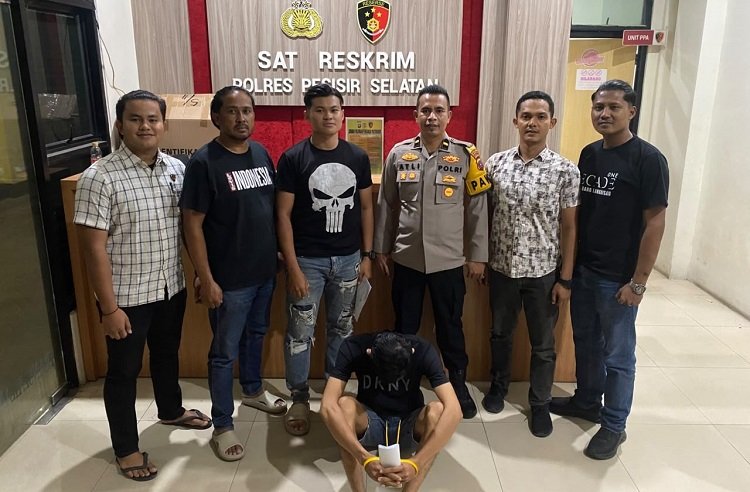 Polisi menangkap seorang pria di Jalan Pemuda, Painan, Pesisir Selatan, pada Rabu (23/9/2026) pukul 16.00 WIB karena diduga menganiaya istrinya. Foto: Polres Pesisir Selatan