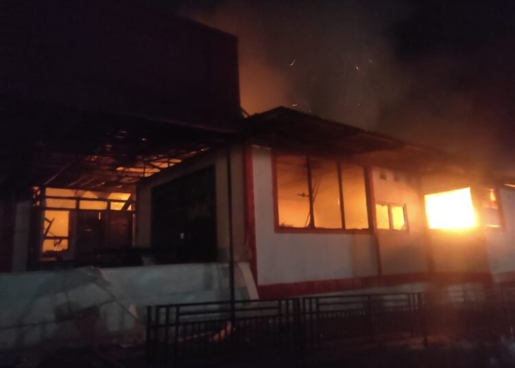 Petugas pemadam kebakaran berjibaku memadamkan api yang melahap minimarket dan sebagian rumah di Kelurahan Kampung Jawa, Kecamatan Tanjung Harapan, Kota Solok, Kamis (24/9/2026) dini hari.