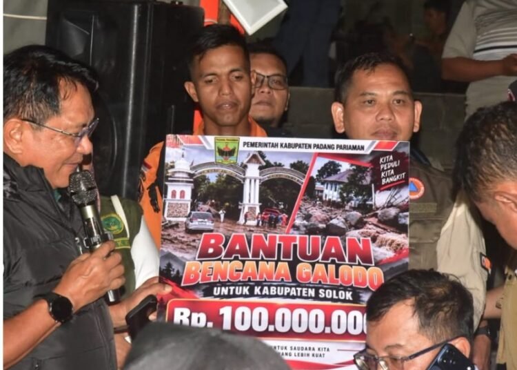 Pemerintah Kabupaten (Pemkab) Padang Pariaman menyalurkan bantuan untuk masyarakat terdampak galodo atau banjir bandang di Arosuka, Jorong Kayu Aro, Nagari Batang Barus, Kecamatan Gunung Talang, Kabupaten Solok, yang terjadi pada Senin (21/9/2026) malam.