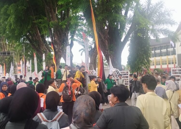 Ratusan mahasiswa yang tergabung dalam Aliansi BEM Sumatra Barat menggelar aksi demonstrasi di depan Kantor Gubernur Sumbar, Kamis (24/9/2026), bertepatan dengan peringatan Hari Tani Nasional.