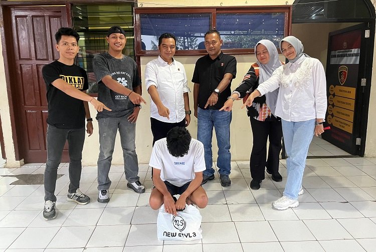 Polisi menahan seorang pemuda pada Kamis (24/9/2026) di Rutan Polres Tanah Datar karena diduga menyetubuhi siswi SMA di Nagari Padang Ganting, Kecamatan Padang Ganting. Foto: Polres Tanah Datar