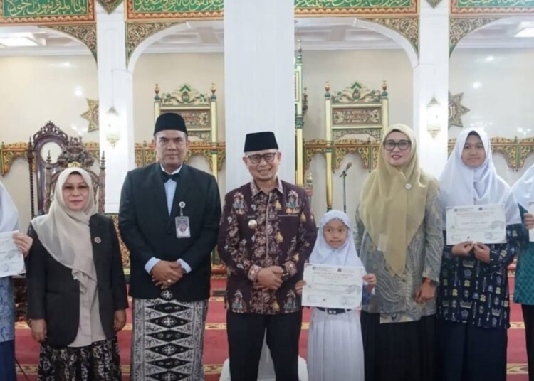 Wakil Wali Kota Bukittinggi Ibnu Asis menghadiri silaturahmi jamaah haji Kota Bukittinggi di Masjid Jamik Birugo, Kamis (24/9/2026).