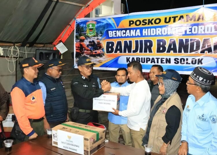 Pemko Padang menyerahkan bantuan logistik untuk warga terdampak galodo di Kabupaten Solok melalui Posko Utama Arosuka, Kamis (24/9/2026).