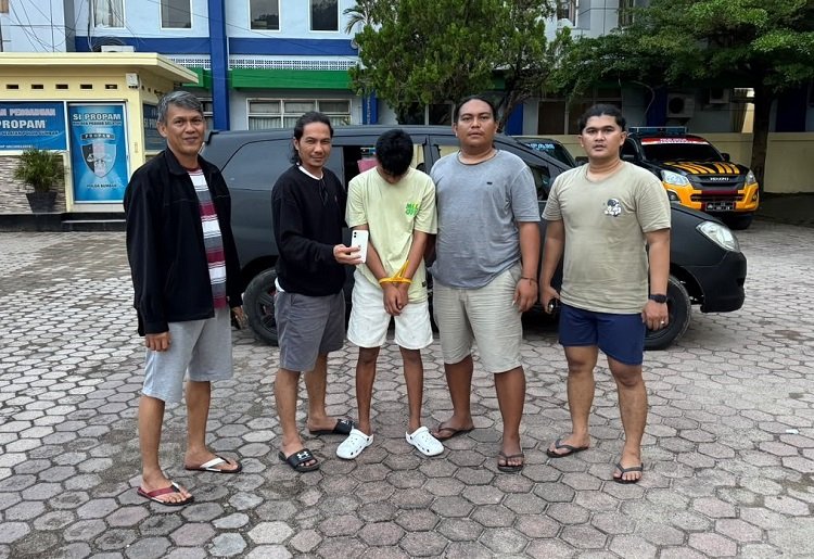 Polisi menangkap seorang pemuda di kawasan pusat oleh-oleh jalan lintas Padang–Painan KM 21, Kampung Gunuang-Gunuang, Kelurahan Teluk Kabung Utara, Kecamatan Bungus Teluk Kabung, Kota Padang, pada Kamis (24/9/2026) sekitar pukul 02.00 WIB karena diduga mencuri ponsel di RSUD M. Zein, Painan, Pesisir Selatan. Foto: Polres Pesisir Selatan