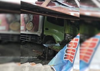 Video: Mobil Boks Tabrak Rumah Warga di Pasaman Barat, Diduga Sopir Mengantuk