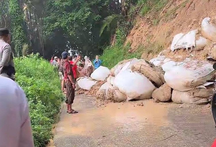 Material longsor menutupi jalan di Kelok 8, Jorong Pasa Maninjau, Nagari Maninjau, Kecamatan Tanjung Raya, Agam, Sumatera Barat, pada Jumat (25/9/2026). Akibatnya, akses jalan Pasaman Barat—Bukittinggi tersebut putus.