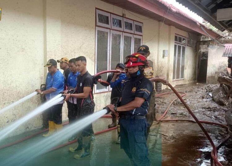 Personel Satpol PP Damkar Kota Padang Panjang saat membantu penanganan dan pemulihan pascagalodo di Kabupaten Solok, Sumatera Barat.