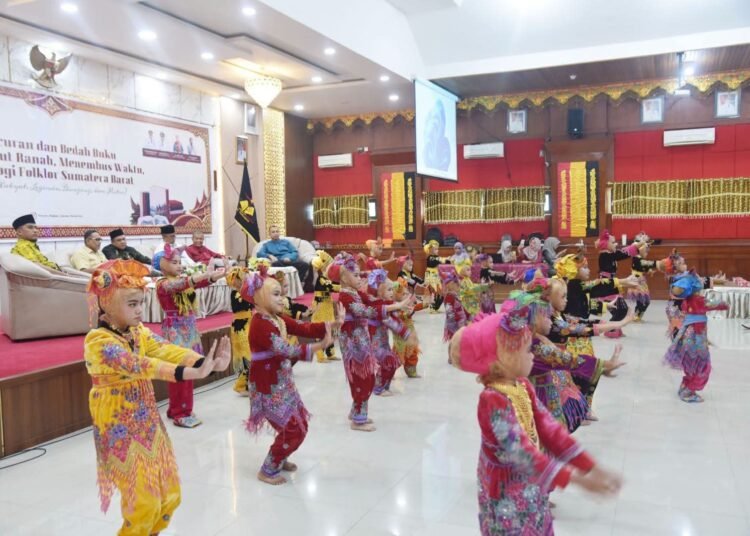 Sejumlah anak mengikuti kegiatan Festival Literasi Budaya 2026 di Aula Balai Kota Pariaman, Jumat (25/9/2026).