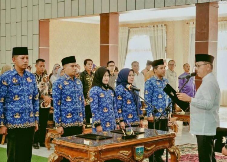 Bupati Solok Selatan, Khairunas, melantik lima Pejabat Administrator dan Pengawas di Aula Sarantau Sasurambi Kantor Bupati Solok Selatan, Padang Aro, Jumat (25/9/2026).
