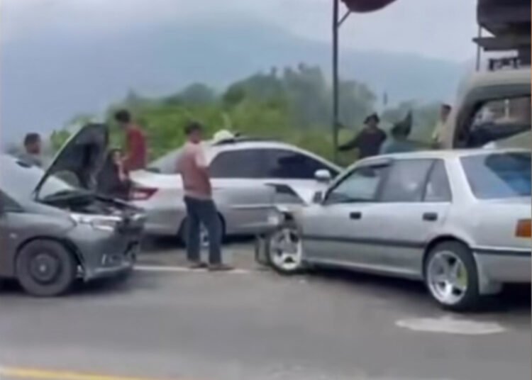 Kecelakaan beruntun terjadi di Jalan Lintas Padang-Payakumbuh, tepatnya di dekat MTsN Padang Panjang, Kota Padang Panjang, pada Sabtu (26/9/2026) siang. Foto: Tangakapan layar media sosial