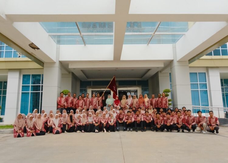 Rektor UIN Imam Bonjol Padang Martin Kustati memberikan pesan kepada 110 anggota kontingen PKM Sumatera 2026 saat pelepasan di Lapangan Rektorat Kampus III UIN Imam Bonjol Padang, Jumat (25/9/2026).