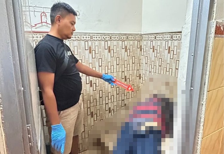 Polisi melakukan olah tempat kejadian perkara atas penemuan mayat di dalam toilet SPBU Kapuh, Kecamatan Koto XI Tarusan, Pesisir Selatan, Sumatera Barat, pada Jumat (25/9/2026) malam. Foto: Polres Pesisir Selatan