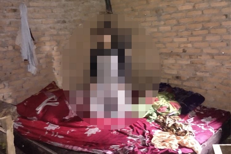 Seorang perempuan ditemukan oleh anaknya tewas dalam keadaan tergantung di kamar rumahnya di Kampung Madang, Korong Ladang Rimbo Timur, Nagari Sungai Sirah Kuranji Hulu, Kecamatan Sungai Geringging, Padang Pariaman, Sumatera Barat, pada Sabtu (26/9/2026) sekitar pukul 12.30 WIB. Foto: Polsek Sungai Geringging