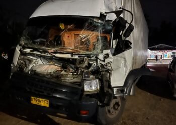 Truk Boks Tabrak Tronton yang Sedang Parkir di Dharmasraya, Sopir Tewas