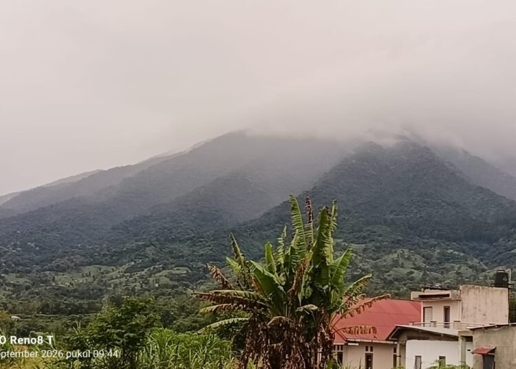Gunung Marapi kembali erupsi pada Sabtu (26/9/2026) malam, menyemburkan kolom abu hingga 2.500 meter di atas puncak.